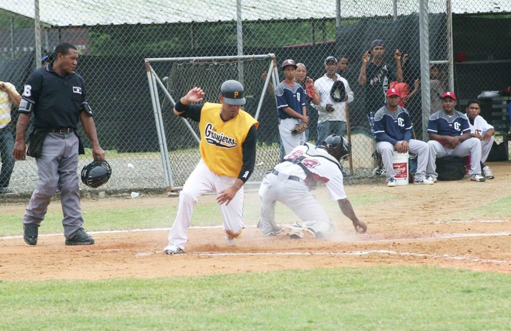 Randy Álvarez anota una carrera